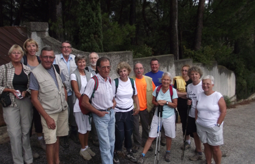 L'équipe des Randonneurs sanaryens a bravé la pluie dimanche pour une visite guidée du Jardin des oliviers et de l'ouvrage de la Pointe en compagnie de la conseillère municipale Sandrine de Maria.