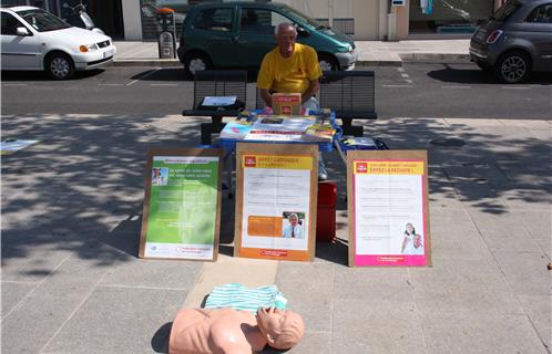 L'après-midi, place des Poilus, Bernard Lecreux explique les premiers gestes pour sauver une vie.