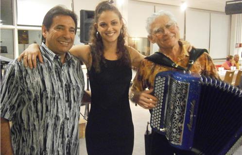 Jennifer et Roger chantent, accompagnés par Fernand Lebre à l'accordéon.