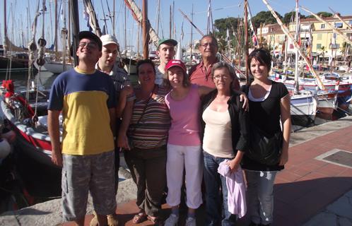 Alexandre,Pauline,David et Souliman ont profité d'une balade en pointu vendredi matin grâce à l'Association des pointus de Sanary. Karen, Evelyne et Camille encadraient cette sortie, avec Serge Sourd et Christian Bénet (APS).