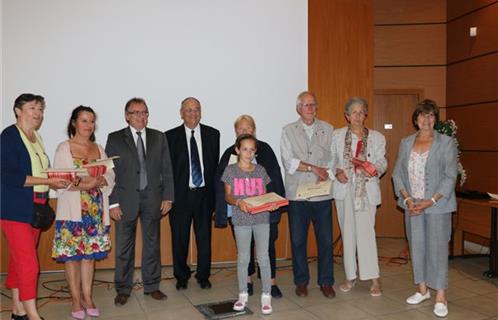 Lors de la remise des prix aux lauréats, Jean-Michel Huguet, premier adjoint au Maire (3ème de gauche à droite) et Monique Macia (à droite)