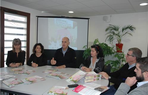 Ferdinand Bernhard entouré de Muriel Canolle, adjointe déléguée aux Affaires Sociales, Fanny Mazella, adjointe déléguée à la petite enfance, Patricia Aubert, Patrice Esquoy et Sébastien Gigliotti, directeur du CCAS.