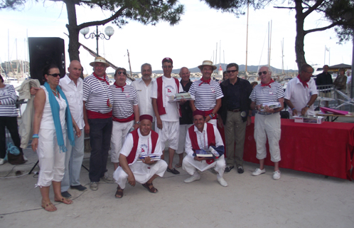 Les délégations tunisienne et suisse récompensées par Patrice Esquoy Christian Bénet et Serge Sourd.