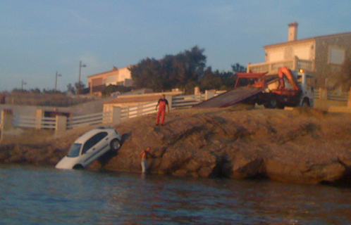 Voiture tombée à la mer au Cap Marestan (Photo de Benoit Wallet)
