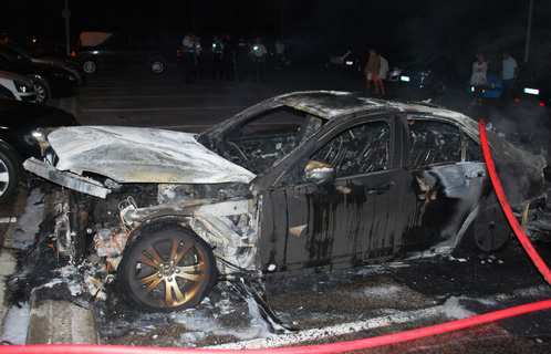 Une Mercedes récente de 3 ans brûlée sur le parking de la Citadelle au Brusc.