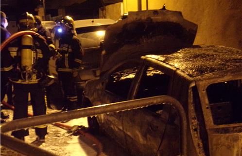 Les pompiers éteignent le feu.