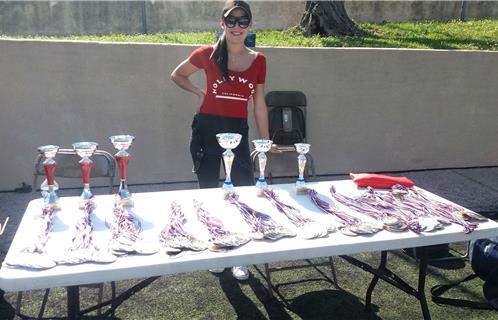 Photo d' Aurélia qui a tenu une table de marque tout au long de la journée et terminé par la remise des récompenses.