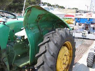 L'explosion a été si forte que l’aile gauche du tracteur s’en est retrouvée toute déformée.