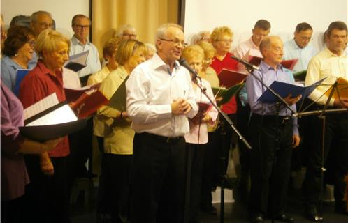 Jean-Marie Capelle et la chorale Arc en ciel de Provence.