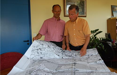 Pour Joseph Mulé (à gauche) et Alain Clément, conseiller municipal délégué à l'aménagement du territoire, le PLU a de l'ampleur!  