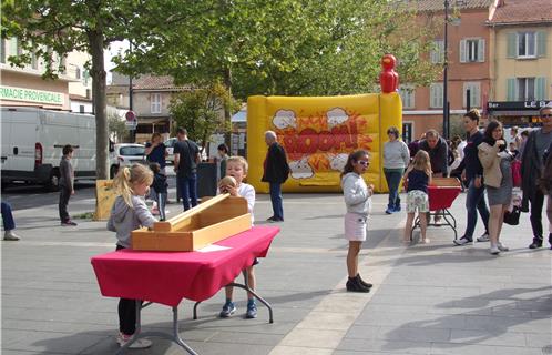 Les jeux en bois et la structure gonflable de la place des Poilus