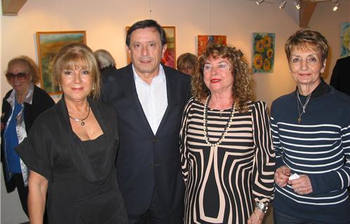Jean-Sébastien Vialatte et Dany Cayol accueillaient hier soir Anne-Marie Paris(à gauche) et Monique Court