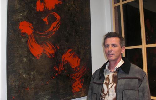 Pierre Quinon devant une des 40 toiles exposées à la Maison du Cygne, ici une oeuvre réalisée au gros pinceau chinois
