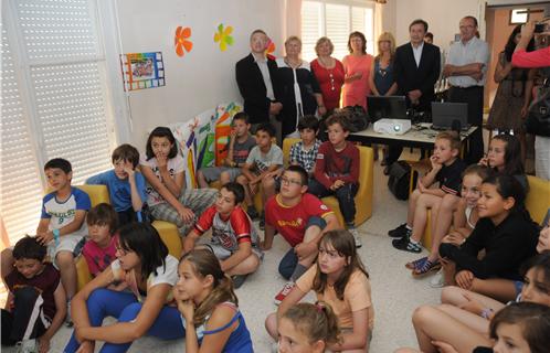 Représentants de la municipalité et de l'Education Nationale autour des petits artistes en herbe pour inaugurer l'exposition