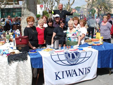 Stand du Club Kiwanis sur la place Gabriel Péri.