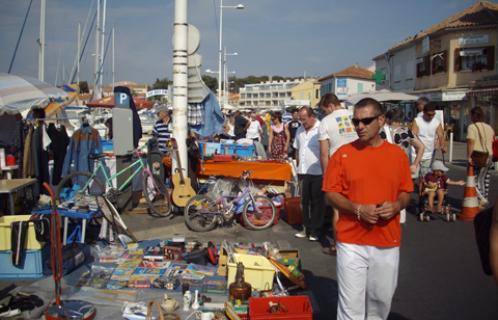 Du monde pour le vide-grenier