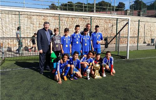 Robert Bénéventi, Maire d'Ollioules, aux côtés des jeunes de l'USO football.