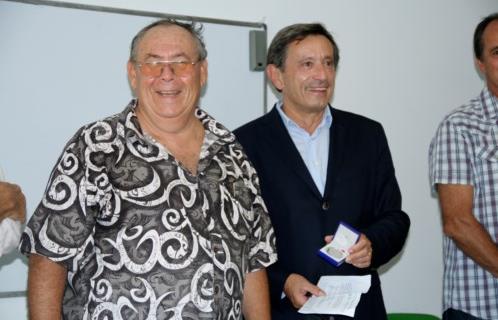 Jean-Sébastien Vialatte remet à Lucien Latouchela médaille de l’Assemblée Nationale