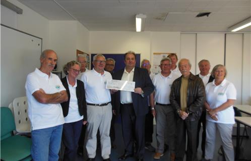 remise du chèque par l'association VLC