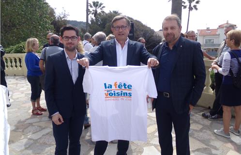 Le maire Jean-Sébastien Vialatte avec le conseiller municipal Philippe Guinet et l'un des organisateurs de la Fête des voisins, Jean-Luc Benvenutto, pharmacien aux Playes.