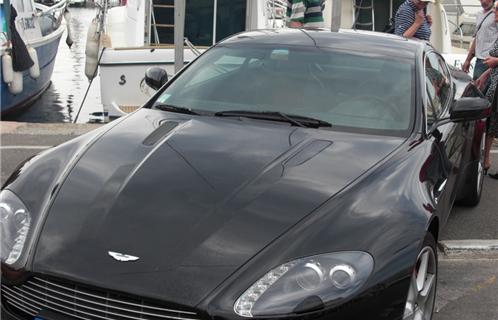  La grande classe anglaise avec cette Aston Martin