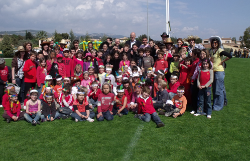 Ferdinand Bernhard, Annick Martin, Marc Lauriol et une partie de l'équipe de l'Odel Var avec les enfants de Sanary