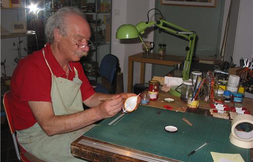 Georges Défontaine fabrique un à un ses pointus pop pop  