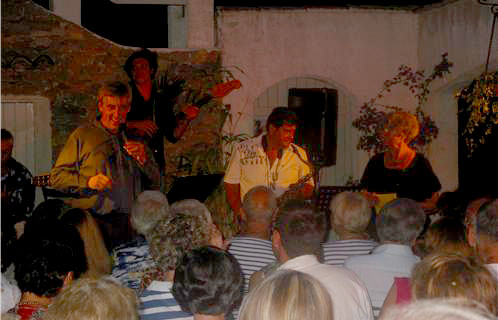 Charlotte Biasetti, présidente et Jean-Michel Berenguier, trésorier (à gauche) ont ouvert la soirée lecture.