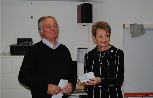 Jean Lecomte remet à Dany Cayol le fruit de la collecte  VLC