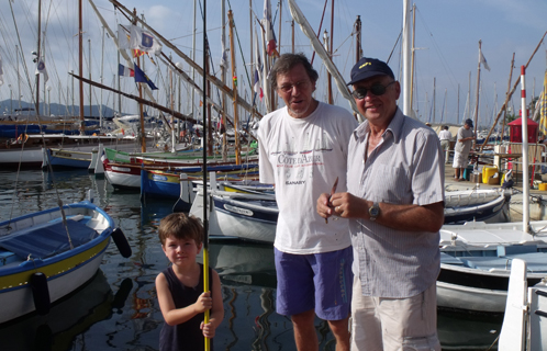 Bertrand et  Francis du GNPS et le petit Etienne prêts pour le concours de pêche à la ligne.