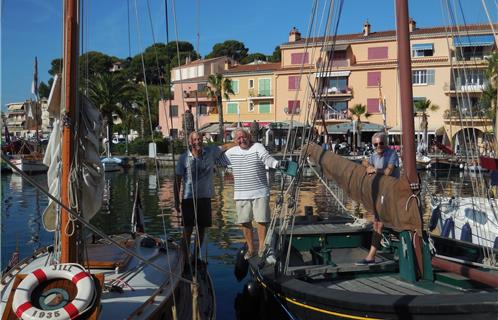 Jean-Jacques Destelle, sur son bateau Jill, de 1935. Il a restauré la chaloupe crevettière HO57 de 1929 (à droite) avant de la vendre à Pierre Valdy. Il n’en reste que deux dans le monde.