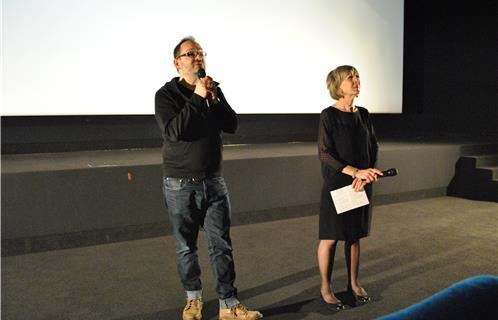 Xavier Leherpeur critique de cinéma et Mireille Vercellino la présidente de "Lumières du sud" pour la présentation du 1er film : "Lamb".