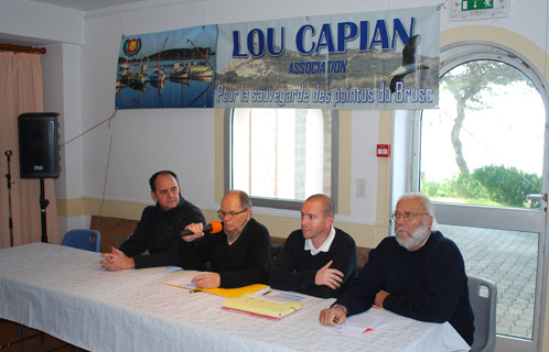 Au micro Jo Fornassari, président de Lou Capian, sur sa gauche André Mercheyer (Adjoint au Maire de Six Fours les Plages), sur sa droite Bruno Garcia (Trésorier sortant) et Gilles Farrugia (Secrétaire).