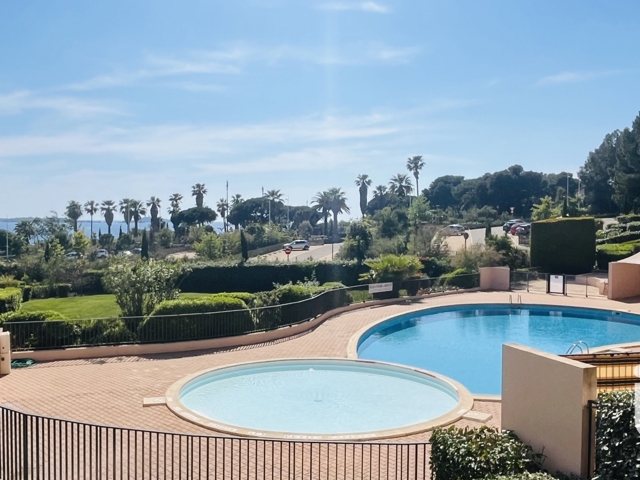Vente  Appartement T2  de 30 m² à Six-Fours 214 000 euros Réf: SFN-1698389