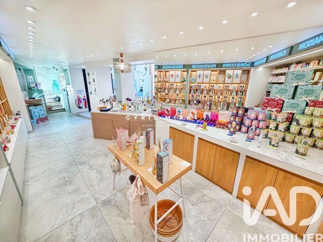 Vente  Local commercial de 120 m² à Sanary 274 000 euros Réf: SFN-1997209