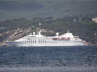 Malgré le mauvais temps le Seabourn Legend a fait escale à Sanary
