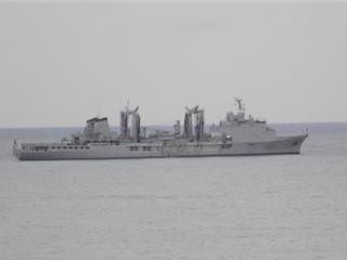 Un navire militaire en baie de Bandol-Sanary