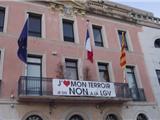 Sanary:une banderole contre la LGV accrochée sur la façade de l'hôtel de ville