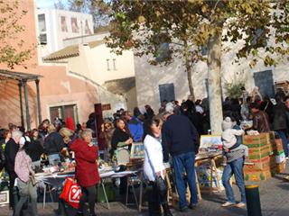 Du monde pour le vide grenier du Réveil six-fournais