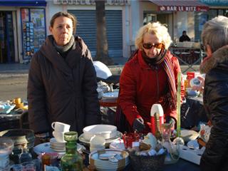 Sanary: une brocante caritative glaciale