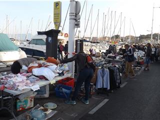 Une belle brocante sur le port du Brusc
