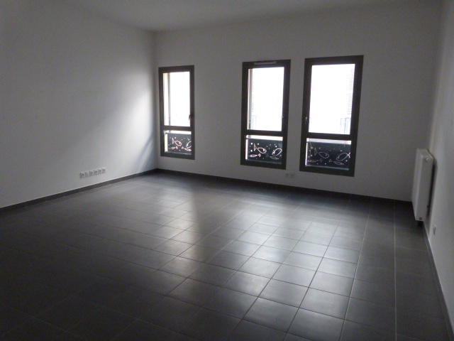 Location  Appartement F4  de 101 m² à Toulon Le Port 996 euros Réf: SFN-IC15