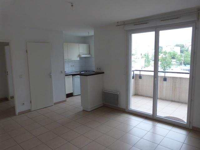 Location  Appartement T2  de 39 m² à La Seyne Saint Jean 509 euros Réf: SFN-SGB44