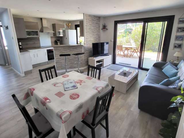 Location Vacances,  Appartement T2  pour 4 personnes à Six-Fours Les Lônes Réf: SFN-LES MARRONNIERS 103