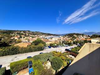 Location Vacances,  Appartement T2  pour 4 personnes à Saint Mandrier Village